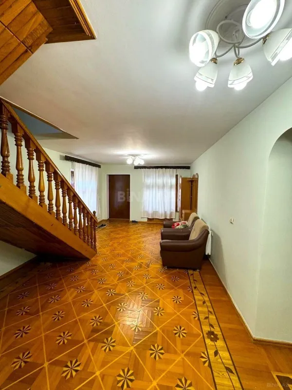 Satılır 6 otaqlı həyət evi 330 m²