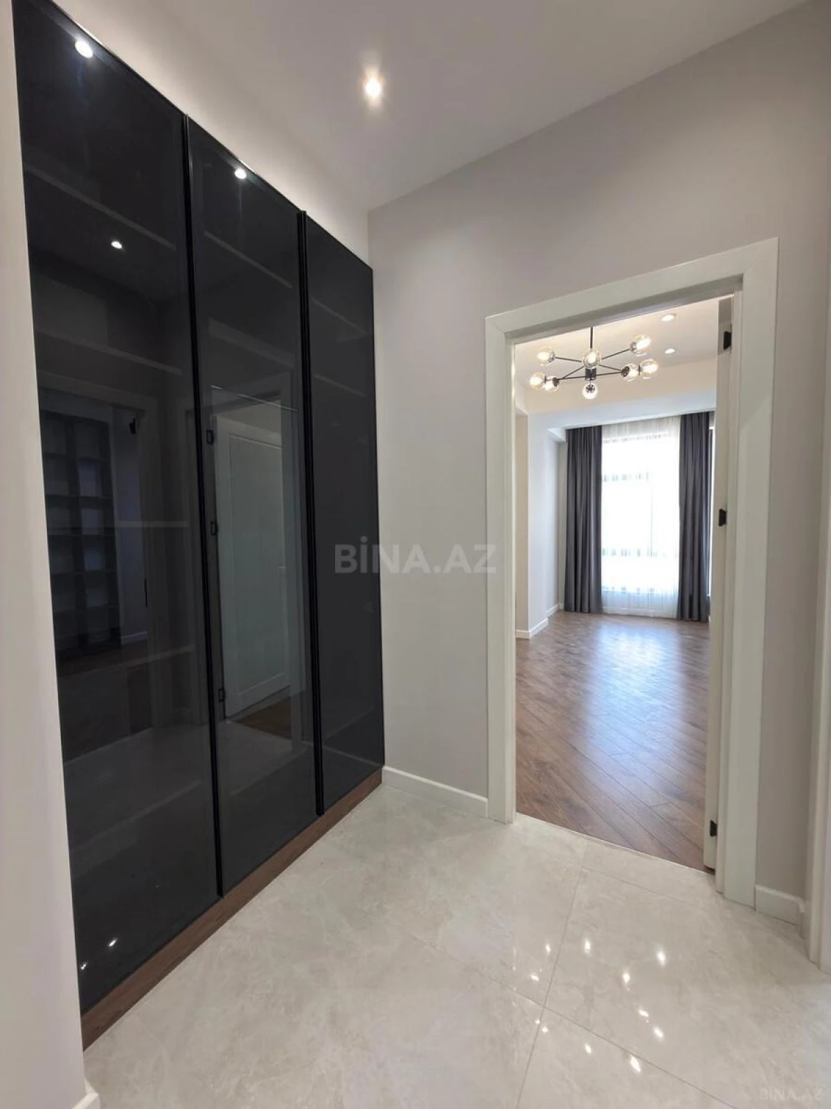 Satılır 3 otaqlı mənzil 118 m²
