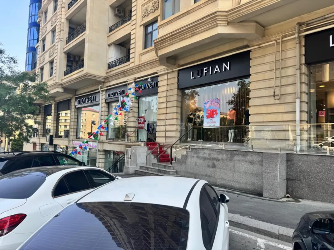 Satılır obyekt 212 m²