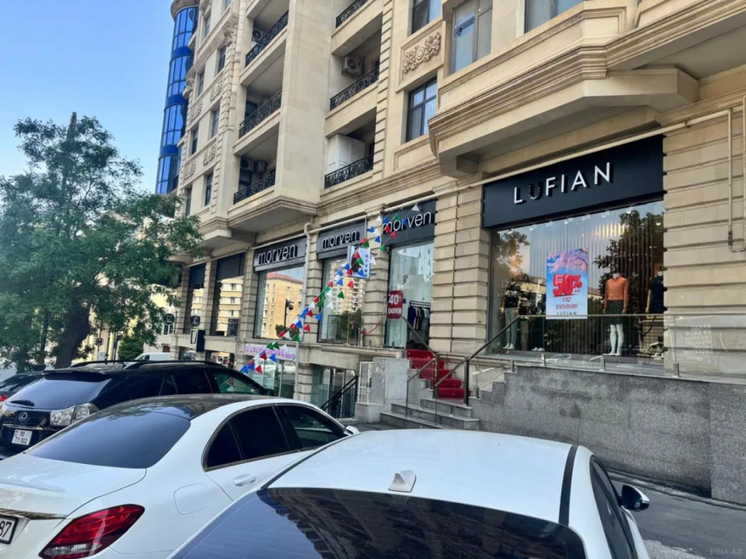 Satılır obyekt 212 m²