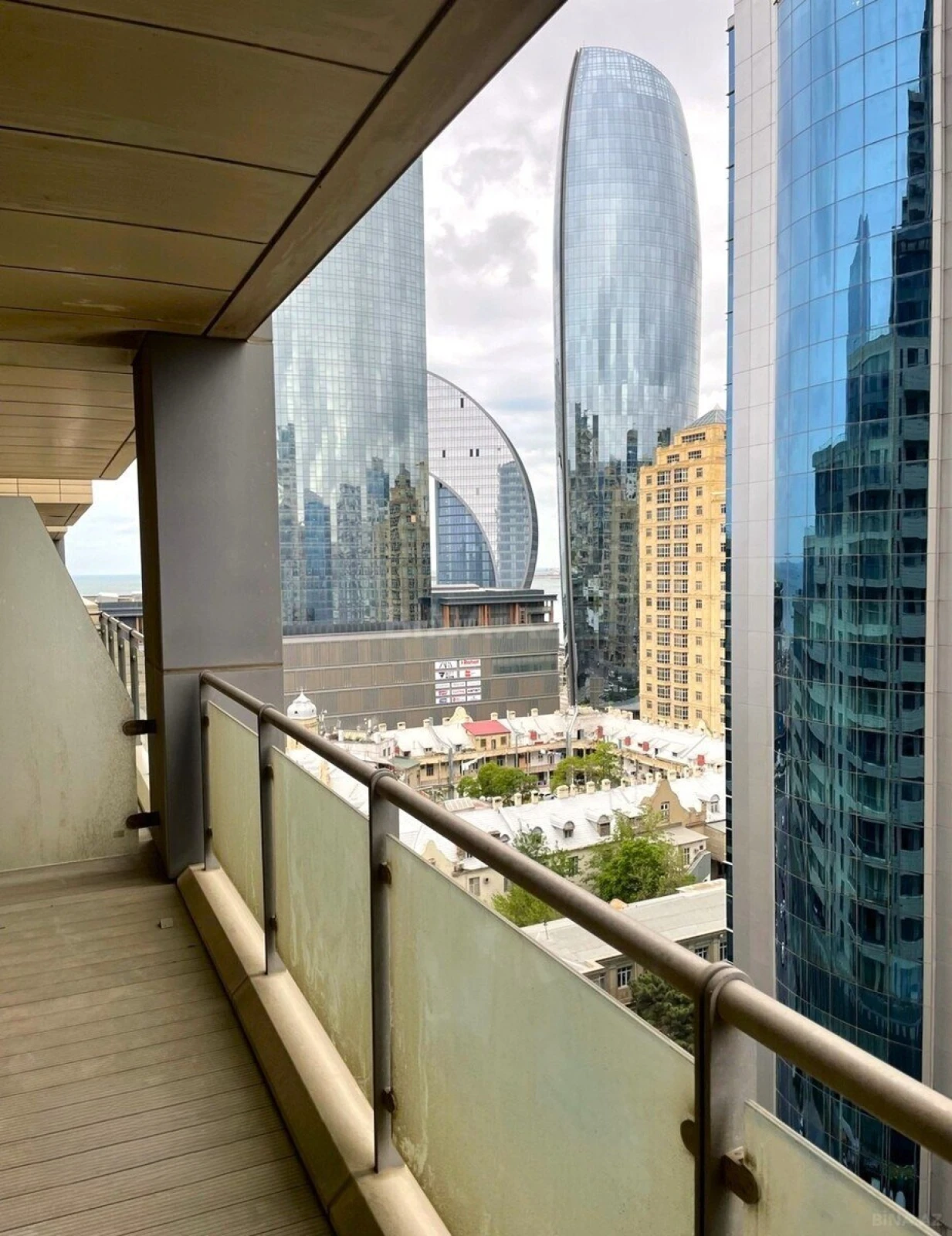 Satılır 4 otaqlı mənzil 176 m²