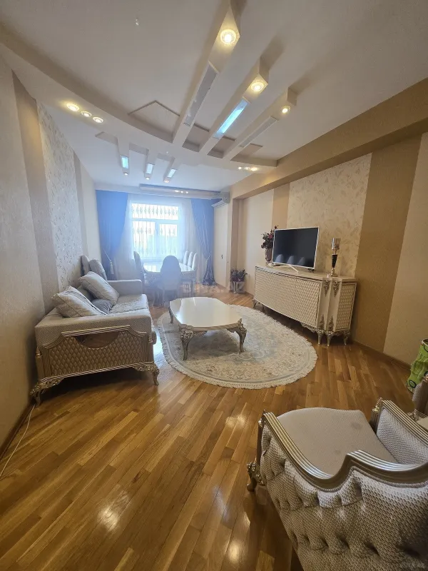 Satılır 3 otaqlı mənzil 107 m²