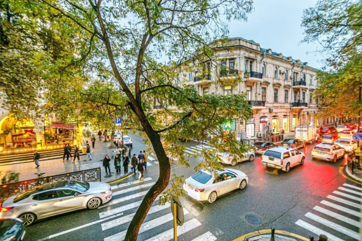 Kirayə verilir 5 otaqlı mənzil 214 m²