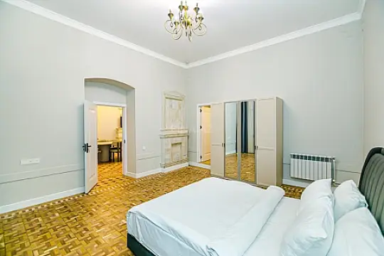 Kirayə verilir 5 otaqlı mənzil 214 m²