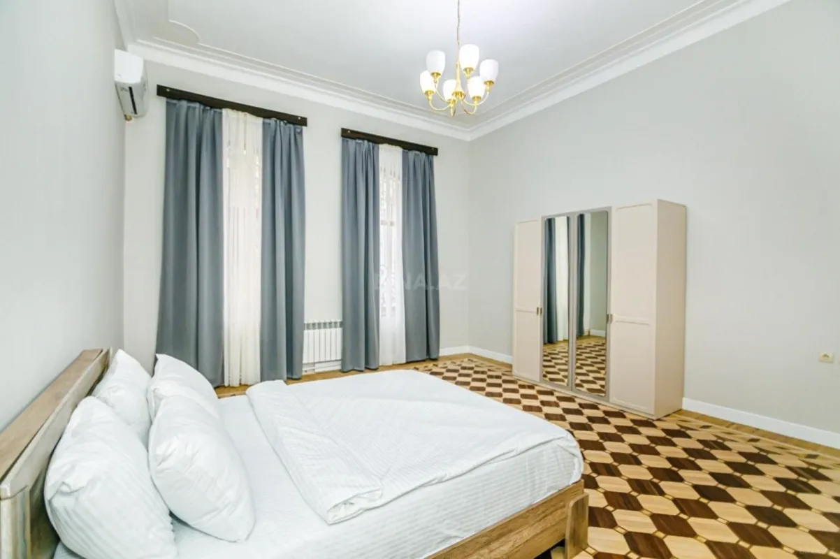 Kirayə verilir 5 otaqlı mənzil 214 m²