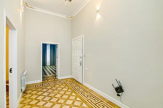 Kirayə verilir 5 otaqlı mənzil 214 m²