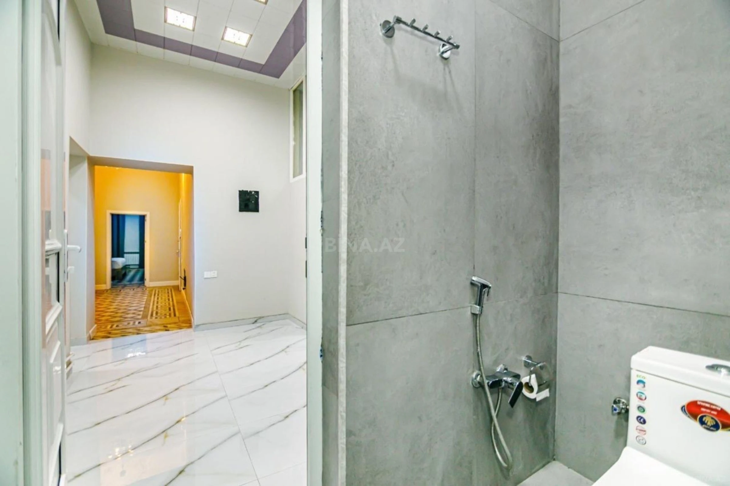 Kirayə verilir 5 otaqlı mənzil 214 m²