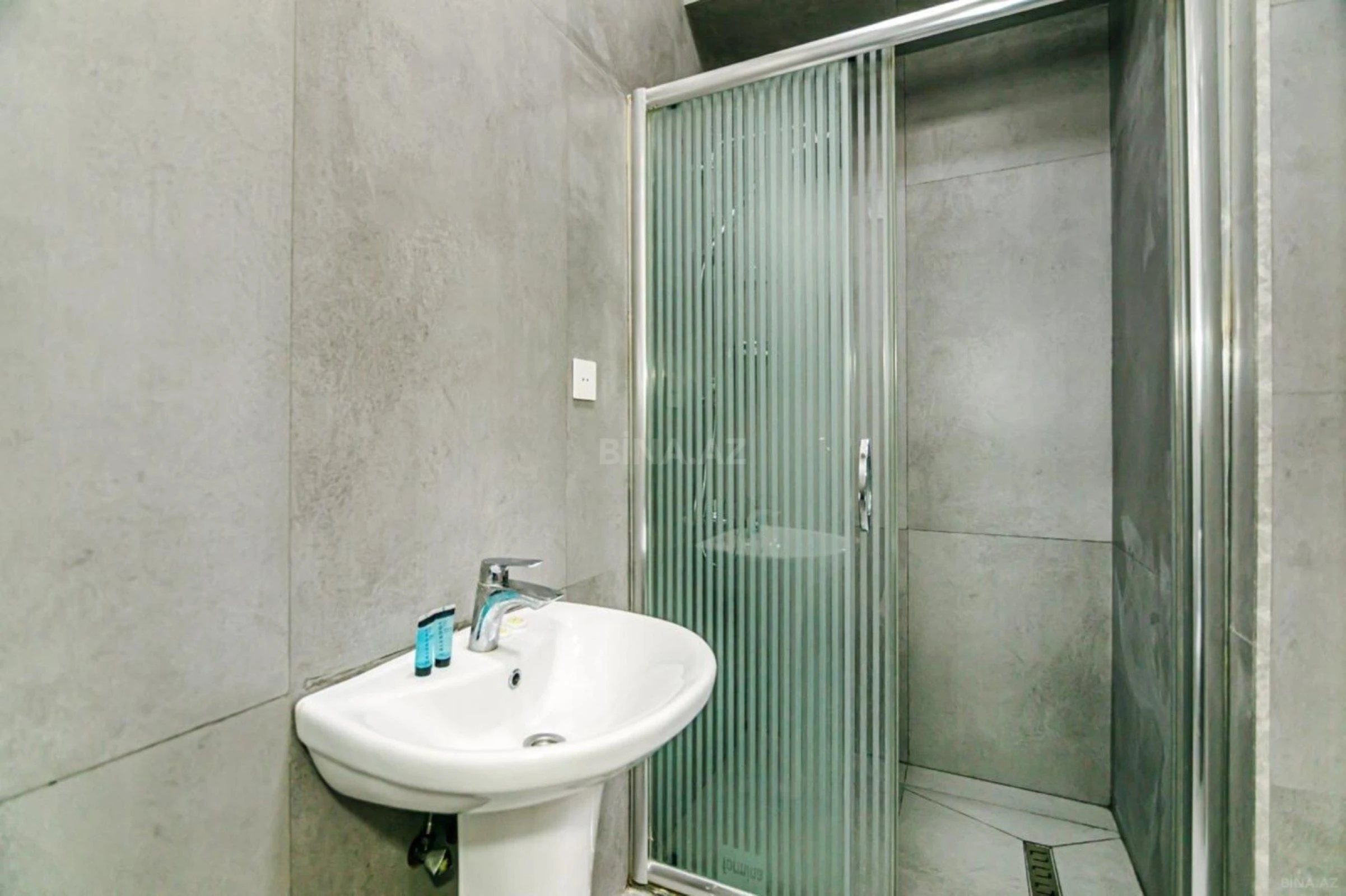 Kirayə verilir 5 otaqlı mənzil 214 m²