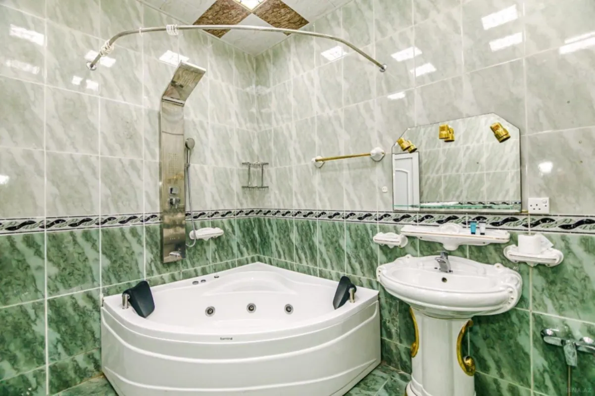 Kirayə verilir 5 otaqlı mənzil 214 m²