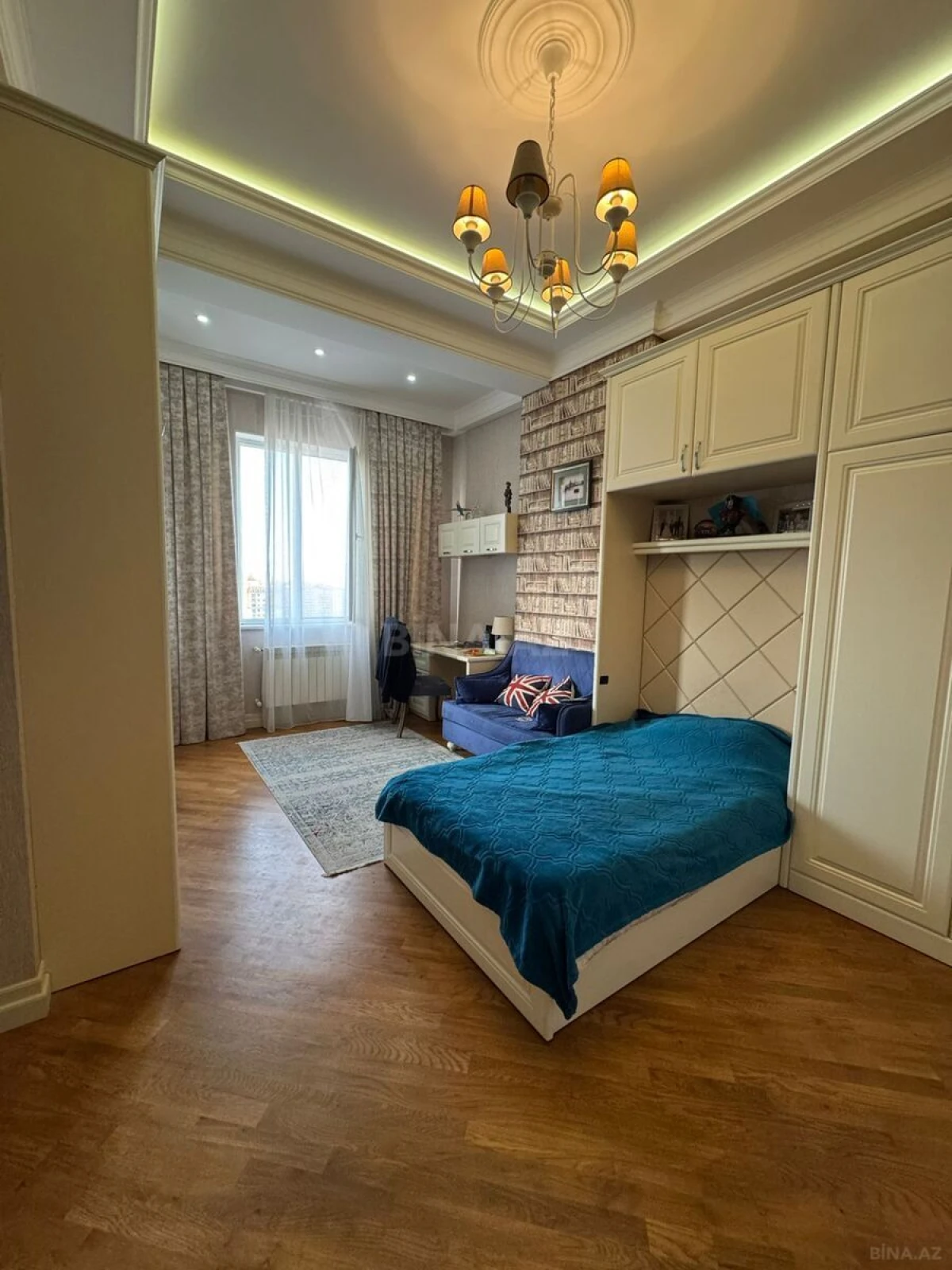 Satılır 4 otaqlı mənzil 160 m²