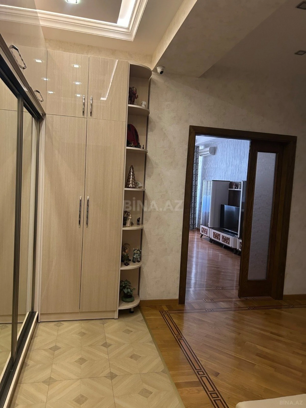 Satılır 3 otaqlı mənzil 135 m²