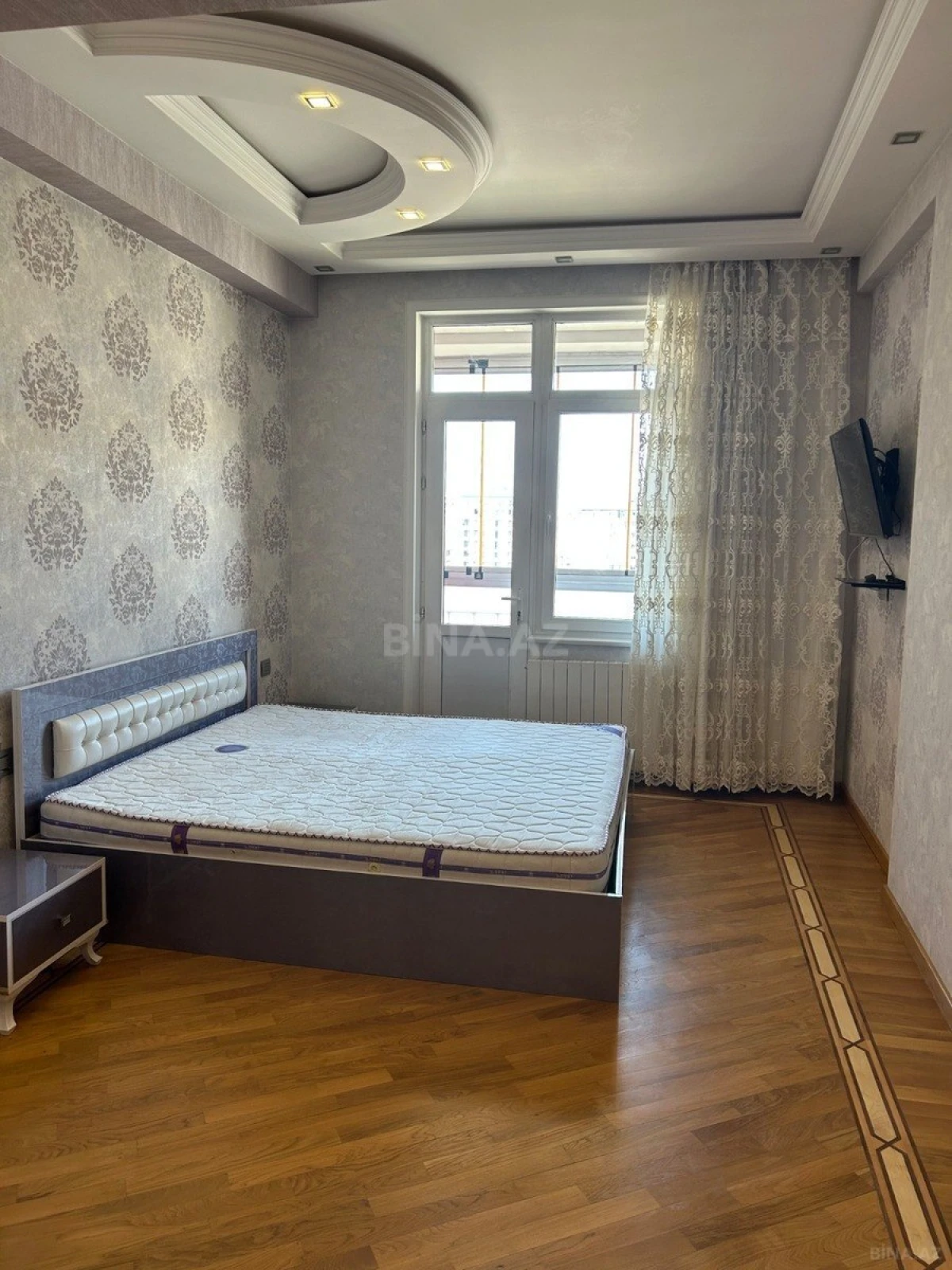 Satılır 3 otaqlı mənzil 135 m²