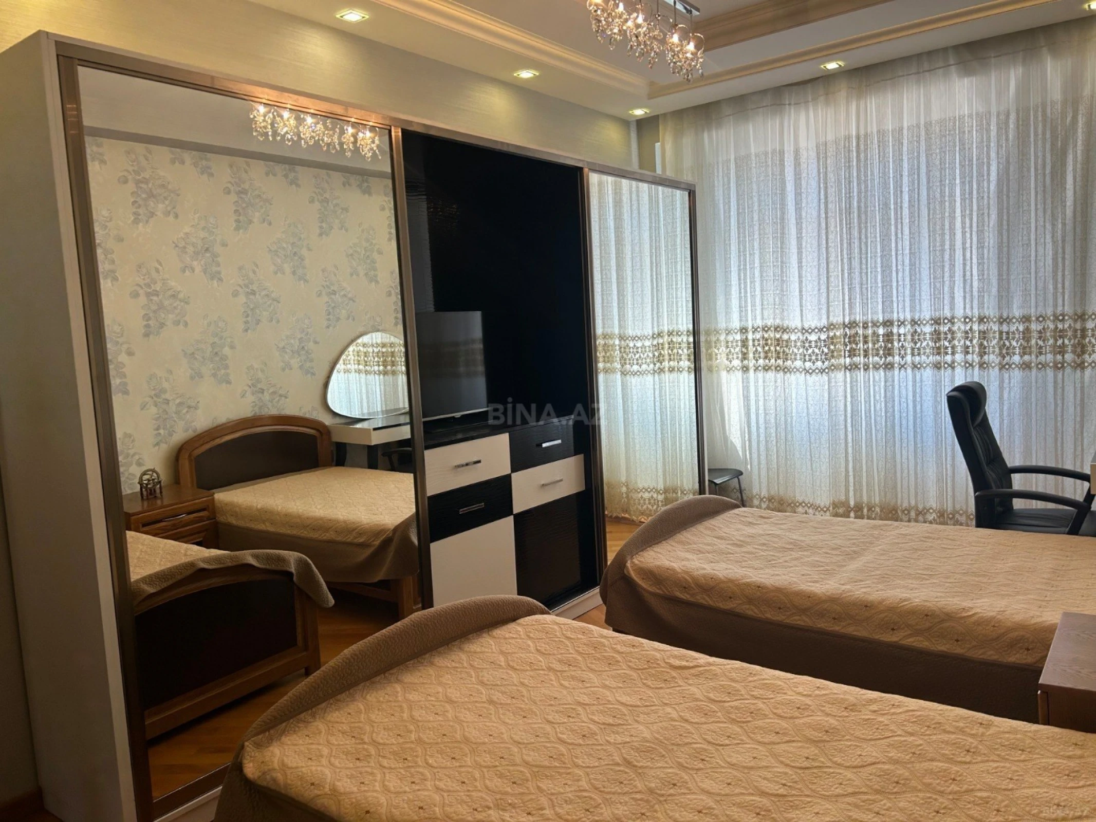 Satılır 3 otaqlı mənzil 135 m²