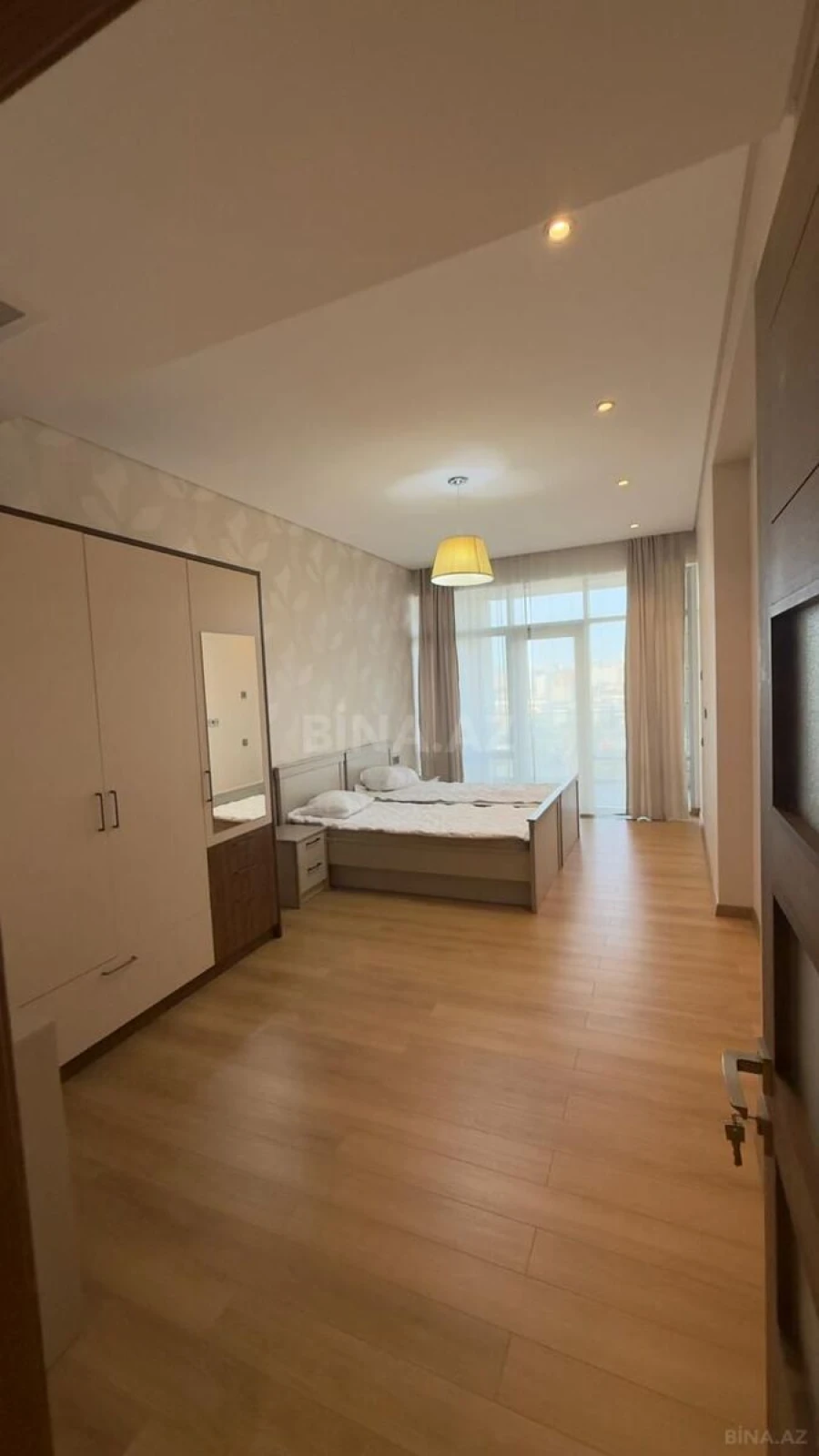 Kirayə verilir 4 otaqlı mənzil 205 m²