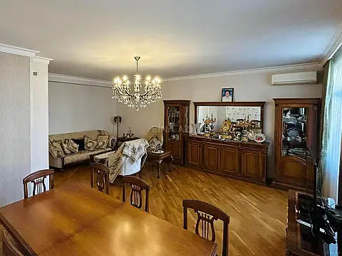 Satılır 5 otaqlı mənzil 180 m²