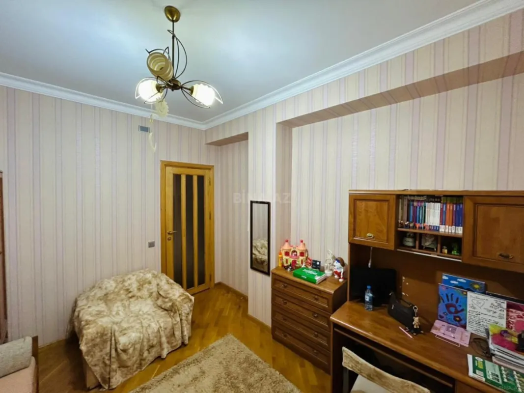 Satılır 5 otaqlı mənzil 180 m²