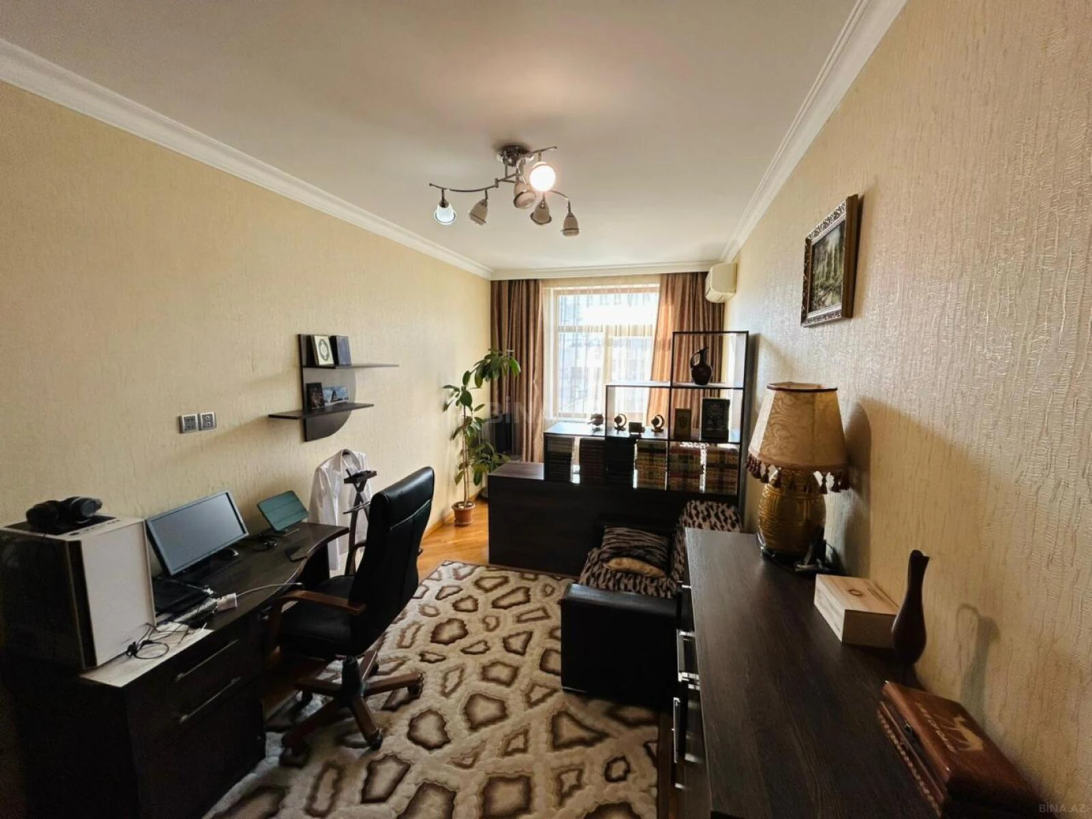 Satılır 5 otaqlı mənzil 180 m²