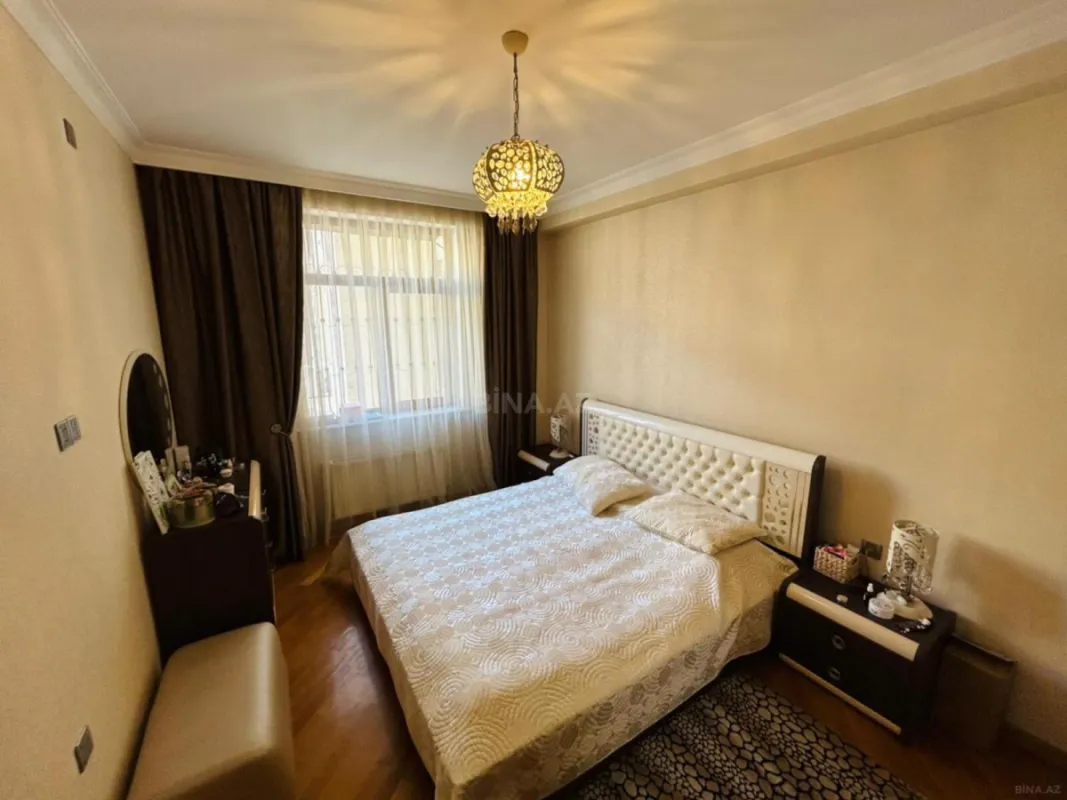 Satılır 5 otaqlı mənzil 180 m²