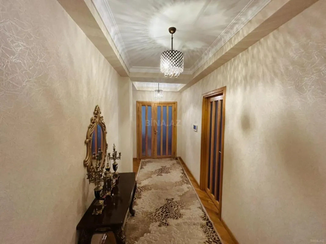 Satılır 5 otaqlı mənzil 180 m²