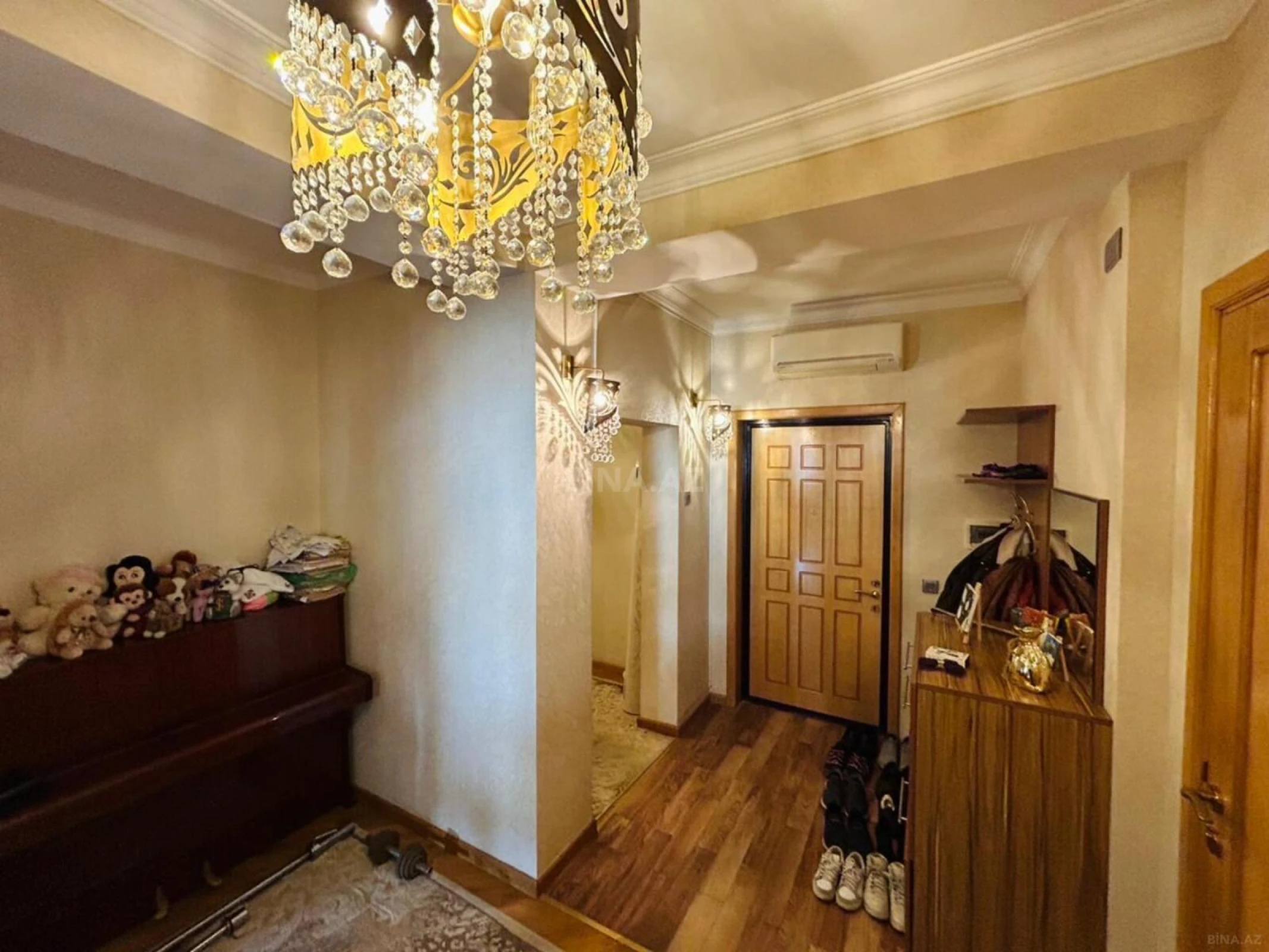 Satılır 5 otaqlı mənzil 180 m²