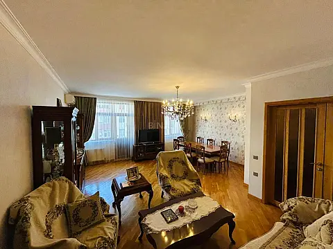 Satılır 5 otaqlı mənzil 180 m² — Bakı, İnşaatçılar 5 otaq 180.00 m²