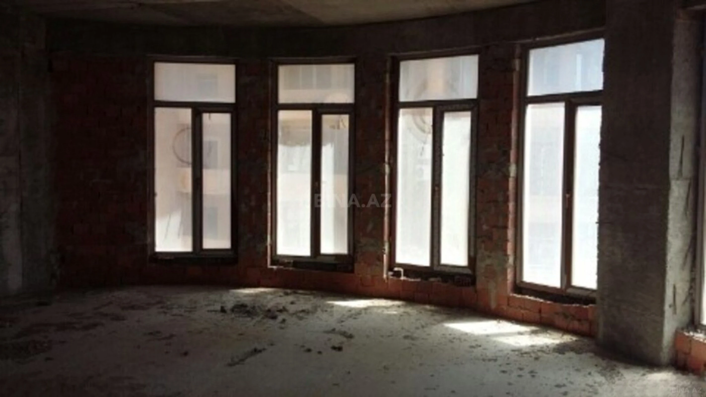 Satılır 3 otaqlı mənzil 156 m²