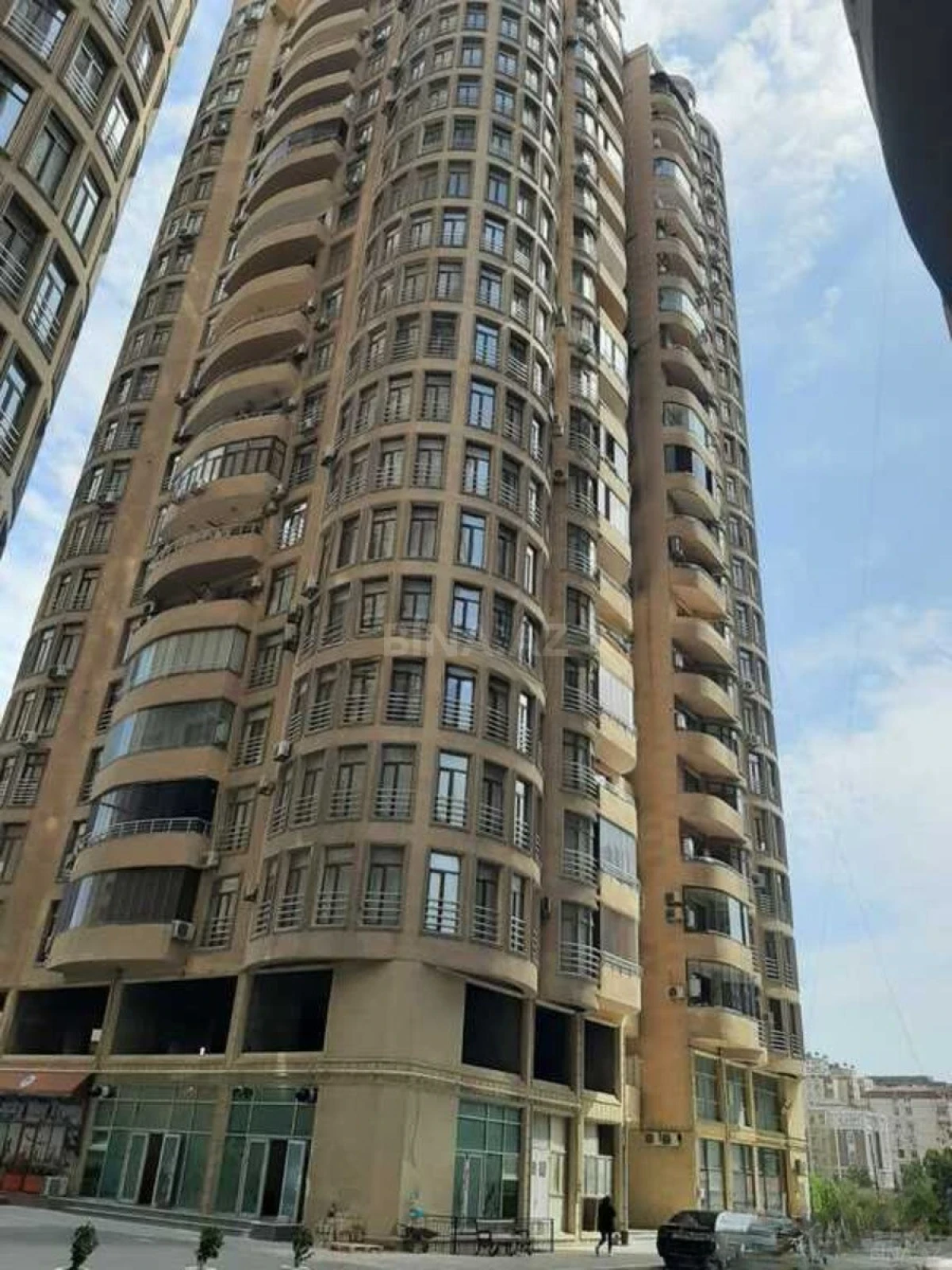 Satılır 3 otaqlı mənzil 156 m²