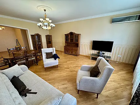 Kirayə verilir 4 otaqlı mənzil 150 m²