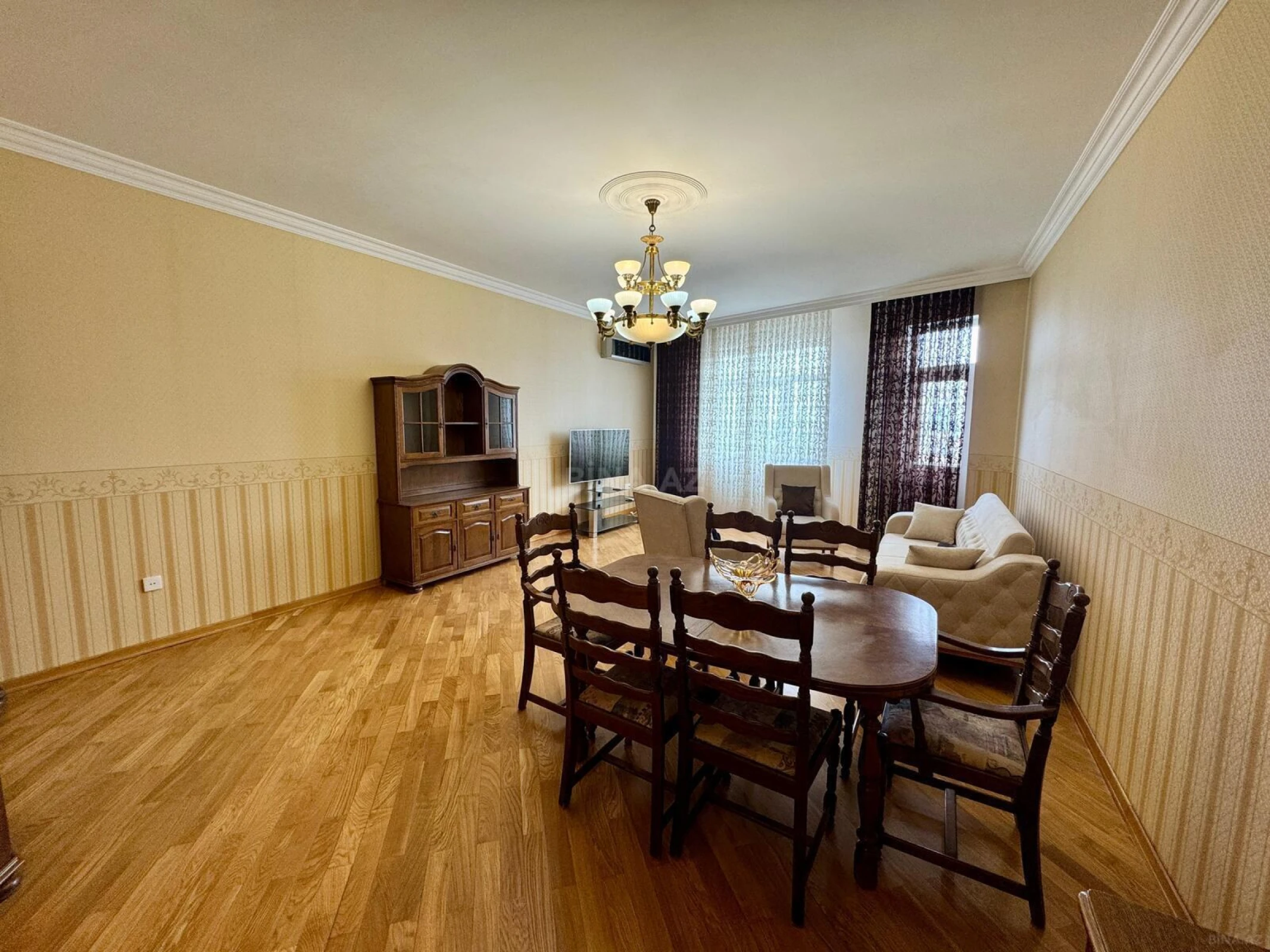 Kirayə verilir 4 otaqlı mənzil 150 m²