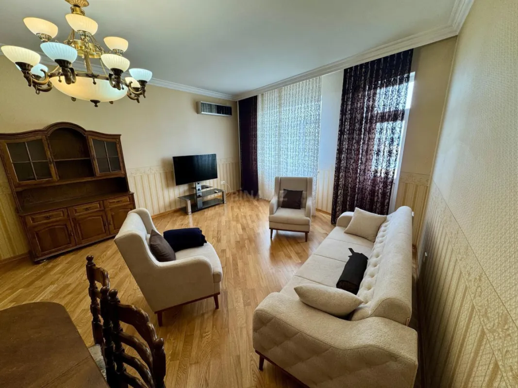 Kirayə verilir 4 otaqlı mənzil 150 m²