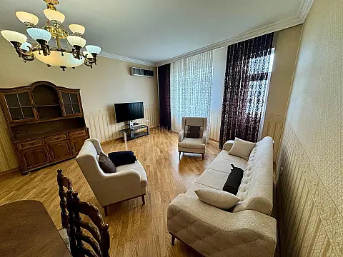 Kirayə verilir 4 otaqlı mənzil 150 m²