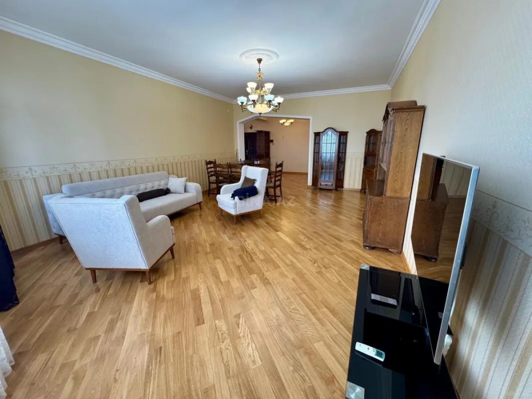 Kirayə verilir 4 otaqlı mənzil 150 m²