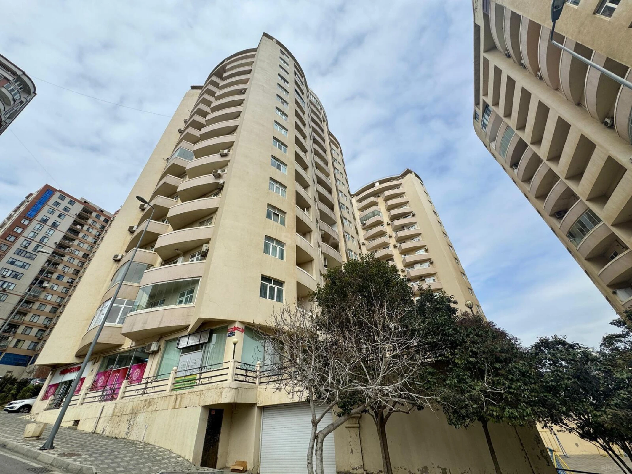 Kirayə verilir 4 otaqlı mənzil 150 m²