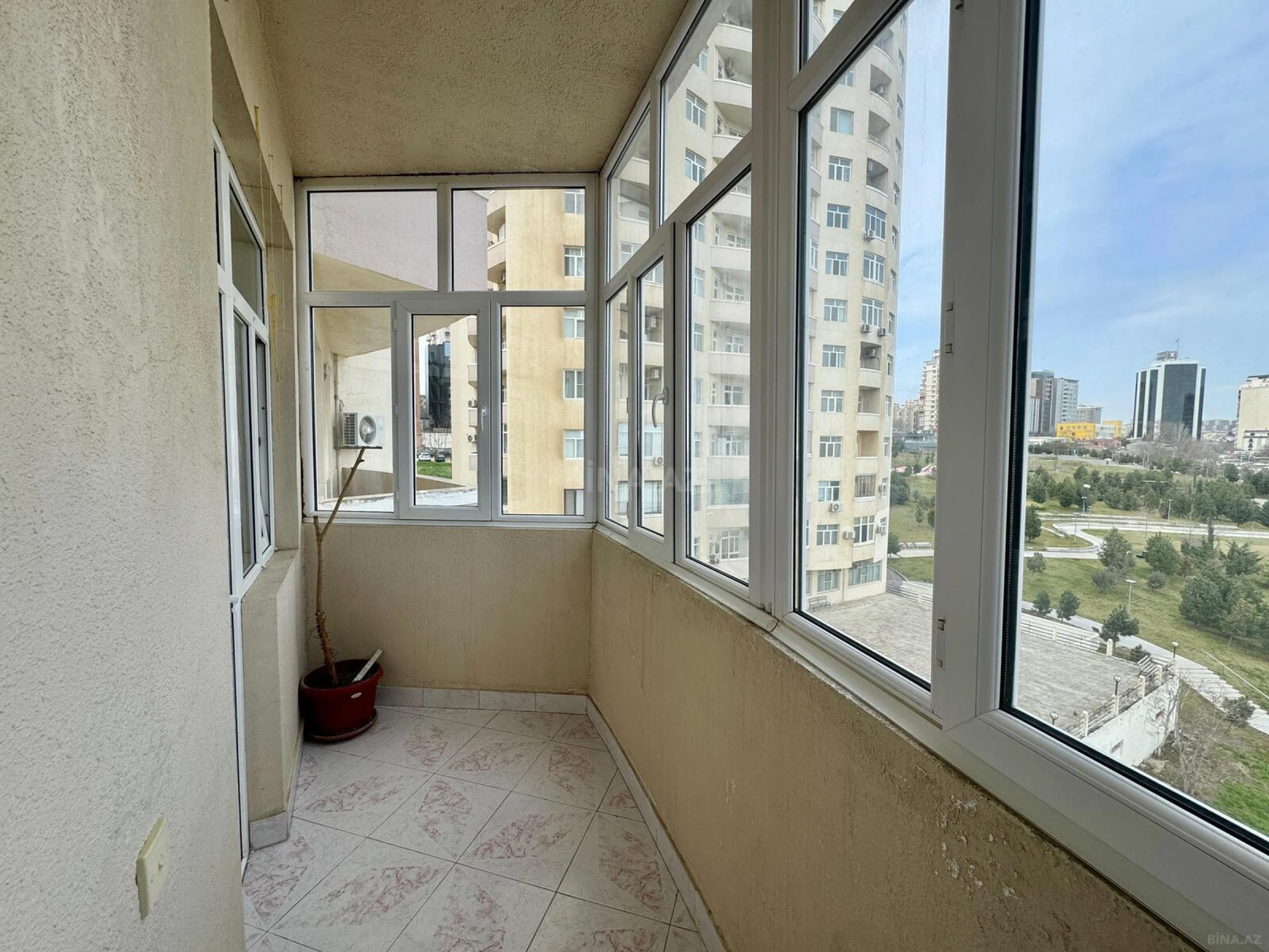 Kirayə verilir 4 otaqlı mənzil 150 m²