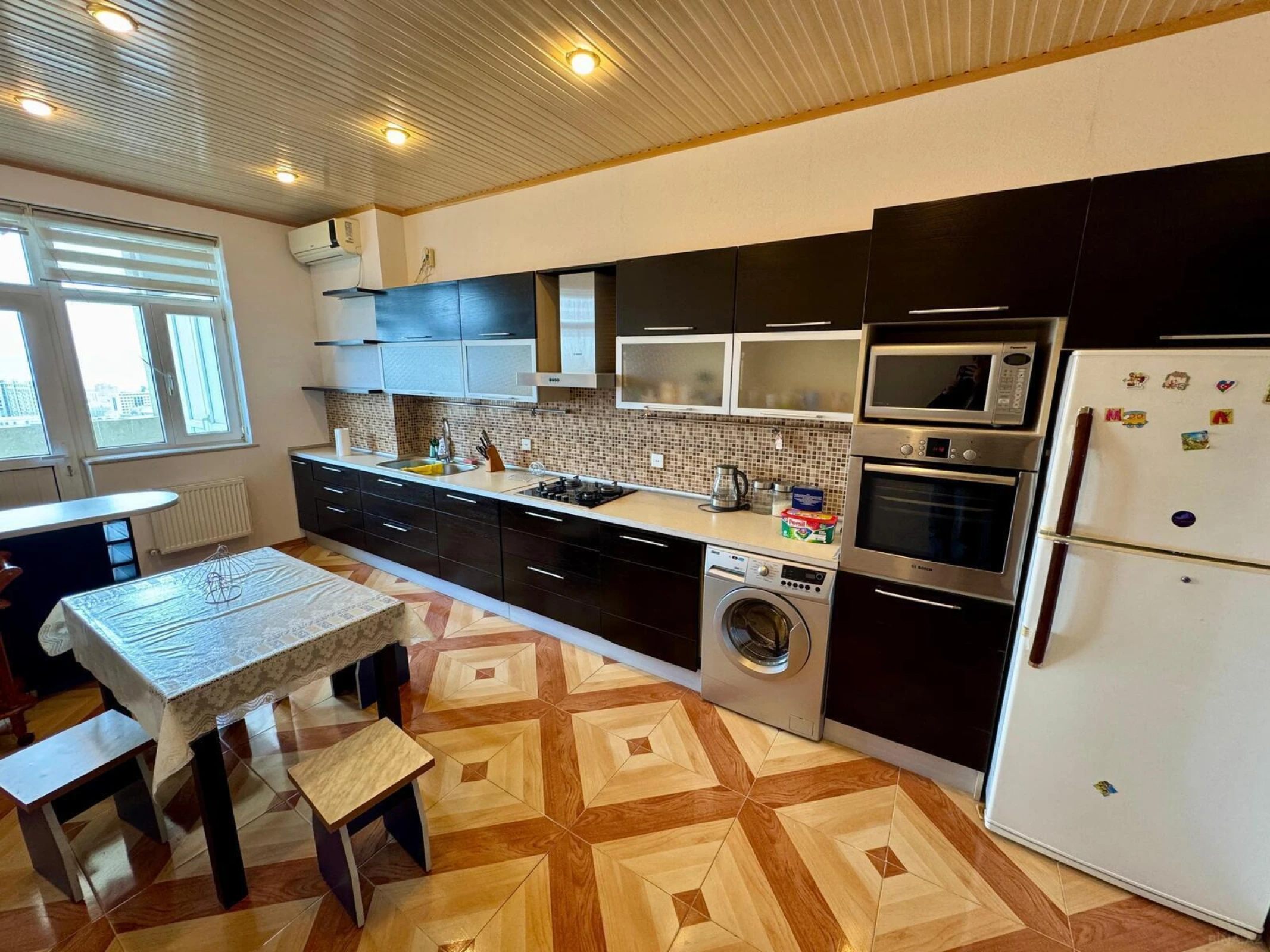 Kirayə verilir 4 otaqlı mənzil 150 m²