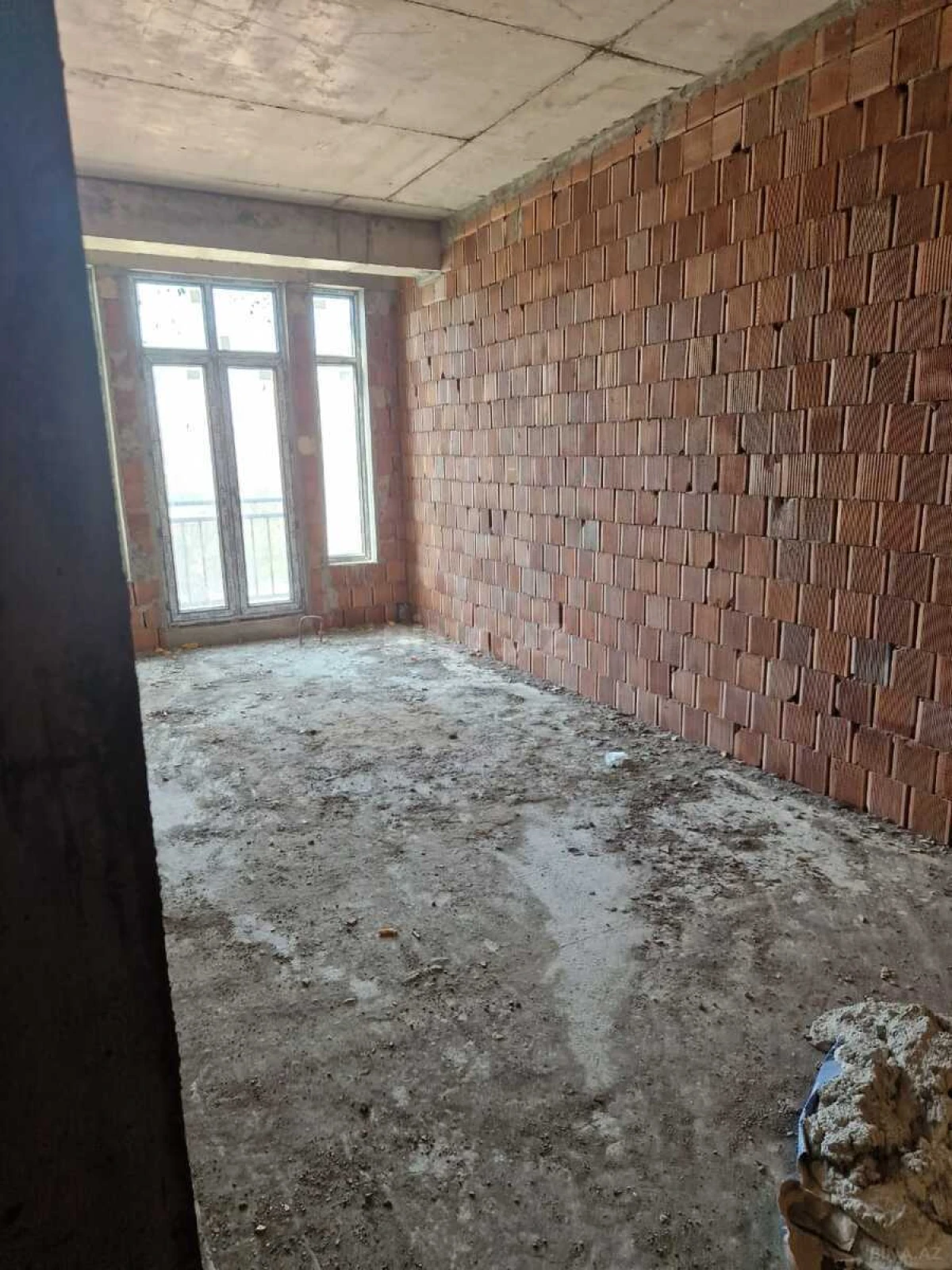Satılır 4 otaqlı mənzil 181 m²