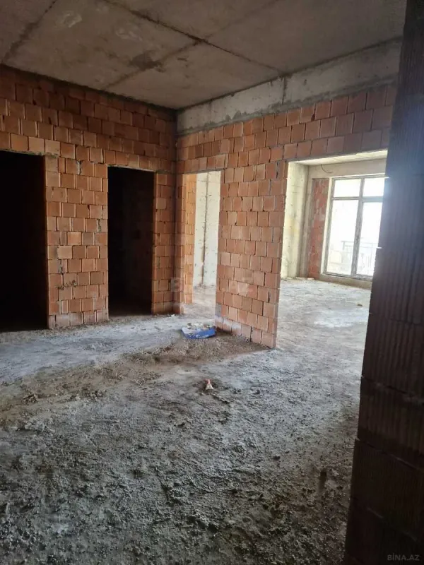 Satılır 4 otaqlı mənzil 181 m²