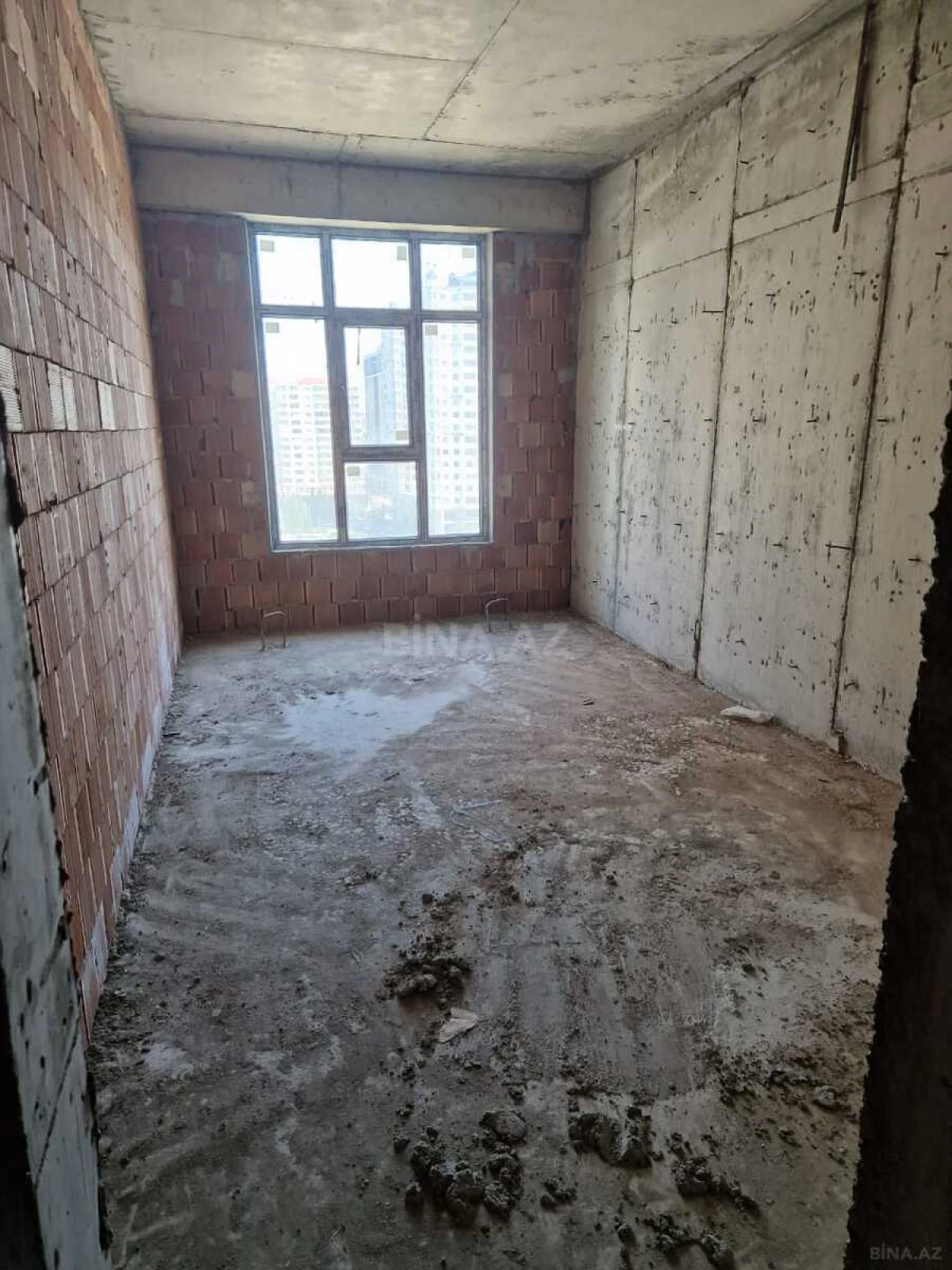 Satılır 4 otaqlı mənzil 181 m²