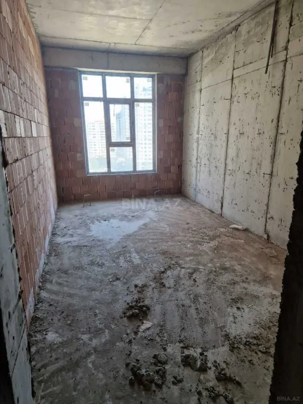 Satılır 4 otaqlı mənzil 181 m²