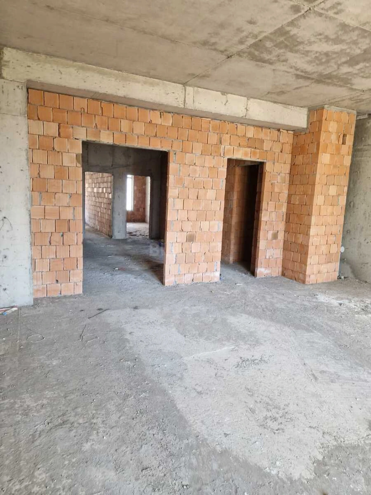 Satılır 4 otaqlı mənzil 181 m²