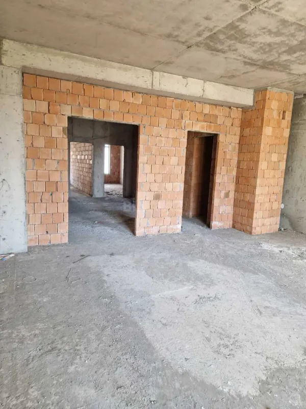 Satılır 4 otaqlı mənzil 181 m²