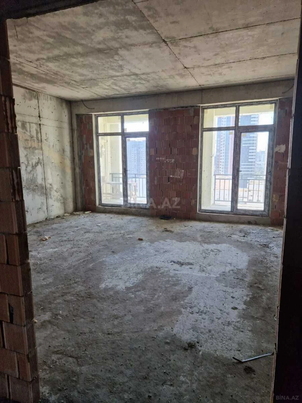 Satılır 4 otaqlı mənzil 181 m²
