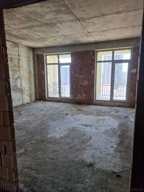Satılır 4 otaqlı mənzil 181 m²