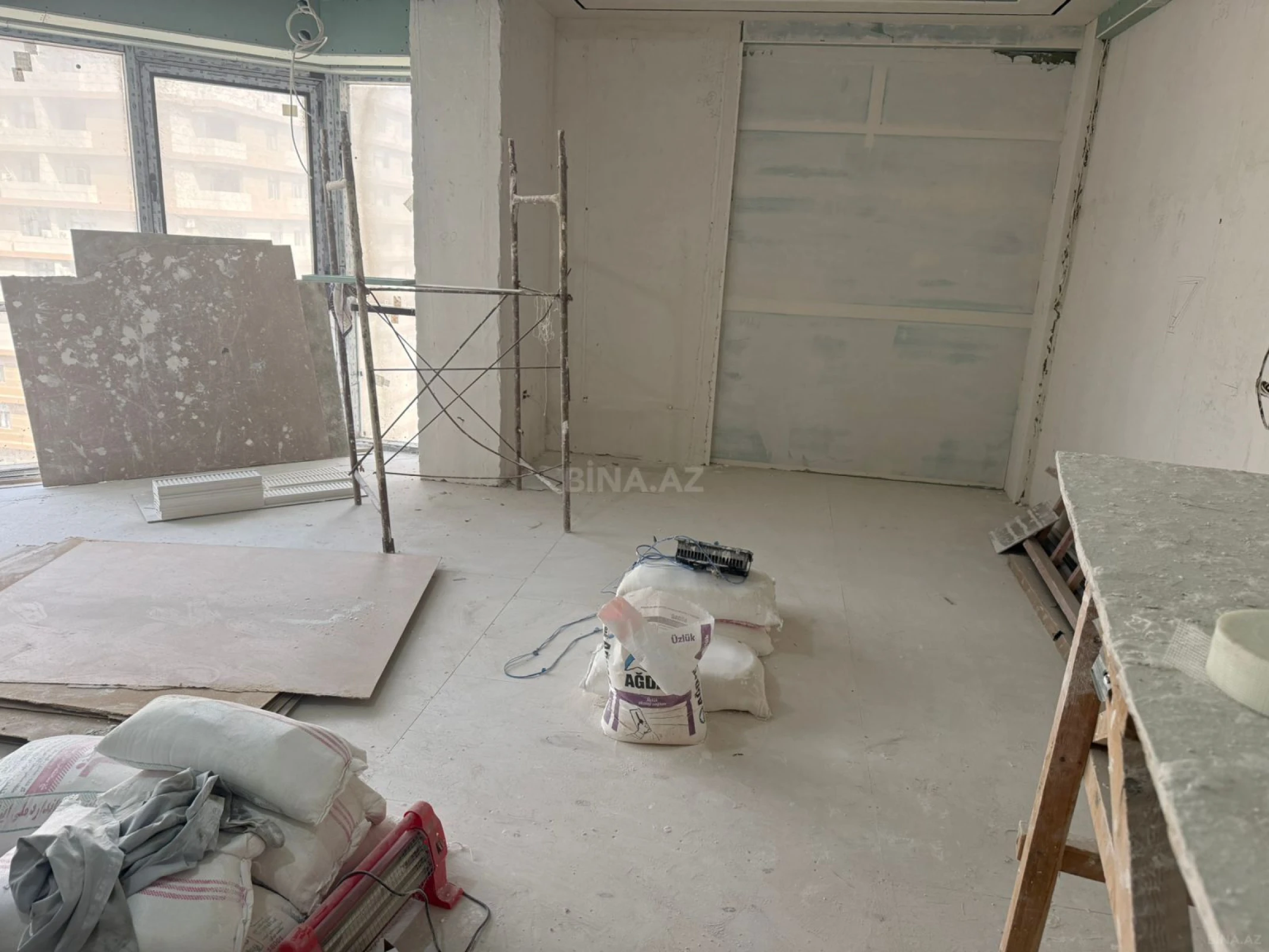 Satılır 4 otaqlı mənzil 230 m²