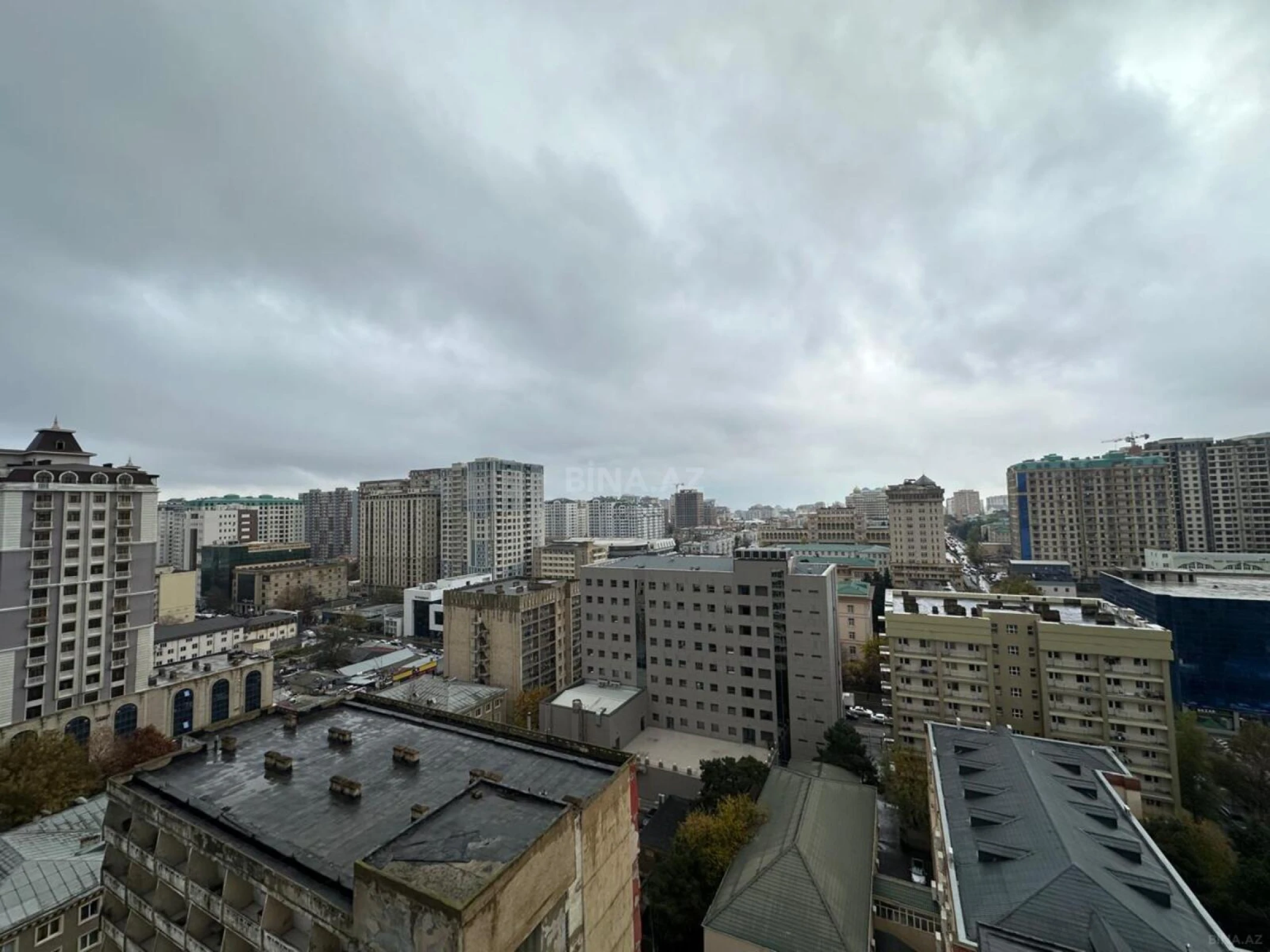 Satılır 4 otaqlı mənzil 140 m²