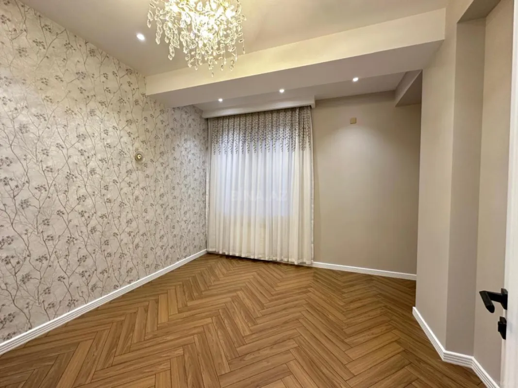 Satılır 4 otaqlı mənzil 140 m²
