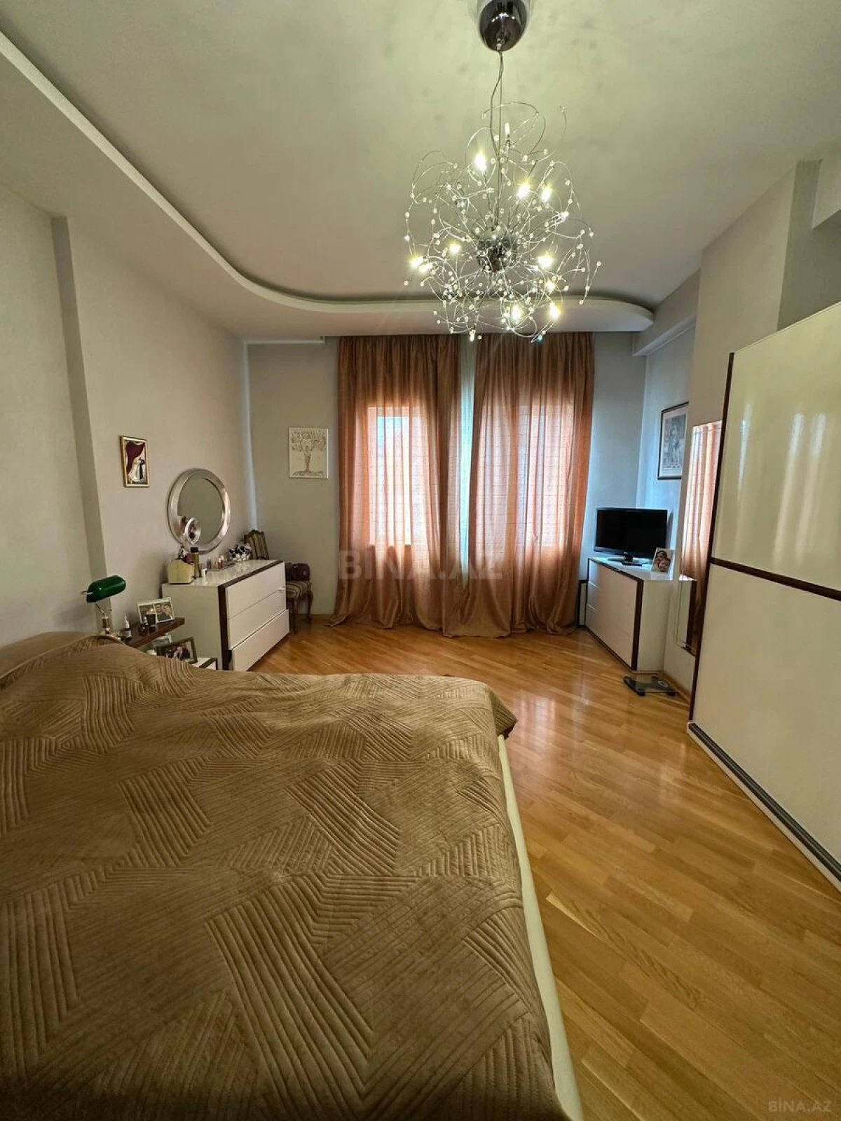 Satılır 4 otaqlı mənzil 190 m²