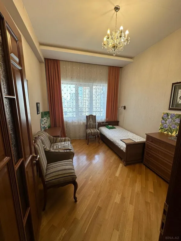 Satılır 4 otaqlı mənzil 190 m²