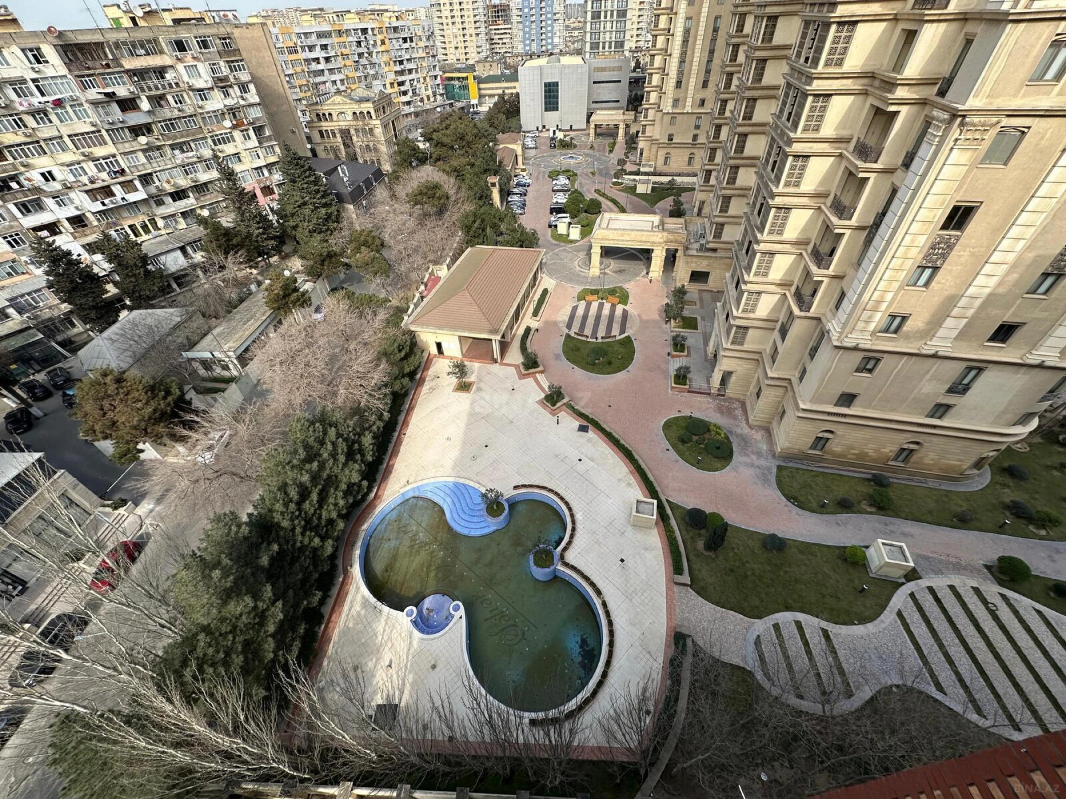 Satılır 4 otaqlı mənzil 190 m²