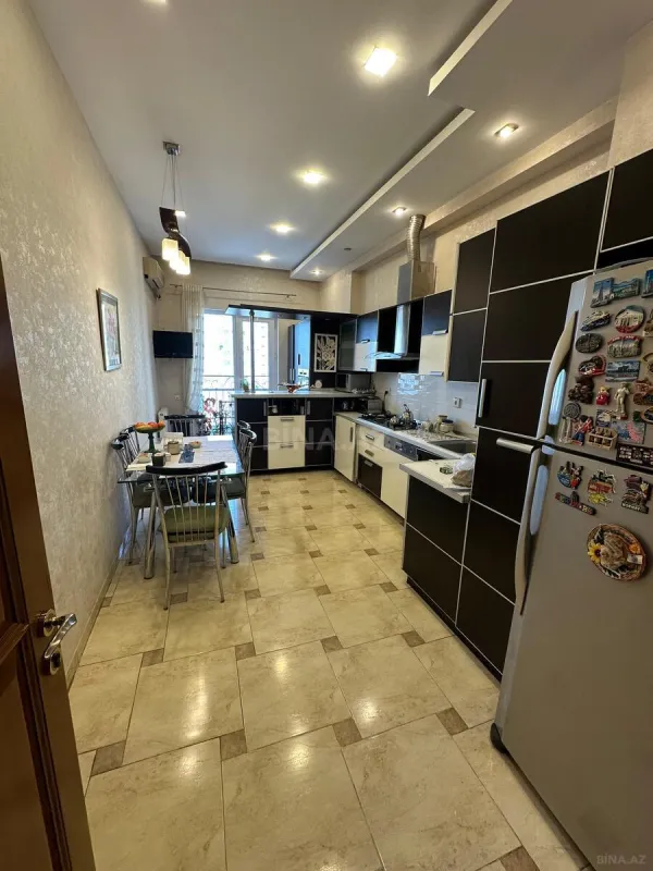 Satılır 4 otaqlı mənzil 190 m²